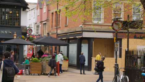 Käufer-Und-Fußgänger-Auf-Der-Cornmarket-Street-Im-Stadtzentrum-Von-Oxford